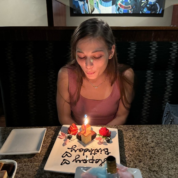 Meet your Posher, Madalynne ππ·βοΈπ°πͺ΄ - Picture 3 of 6